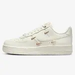 Nike Dama Air Force 1 LX Sail Metallic Gold On Foot (FV3654-111)