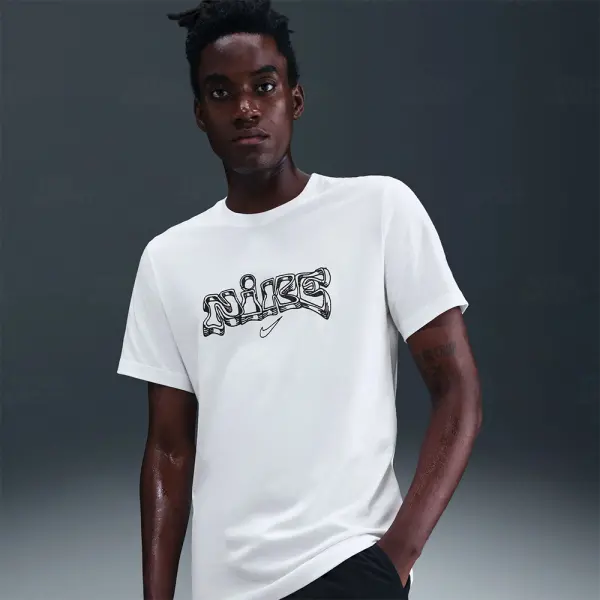 Polo Varon Nike Polo IYKYK Fitness Graphic (HV4180-100)